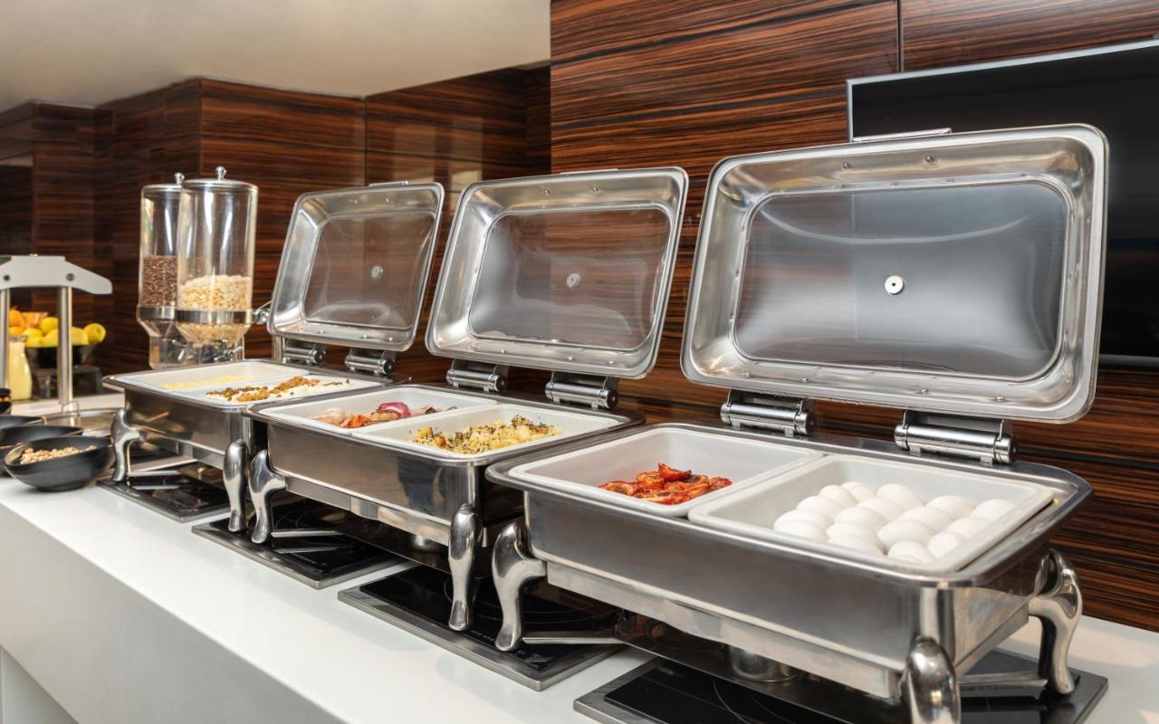 モーベンピック ホテル スファックス エクステリア 写真 A chafing dish