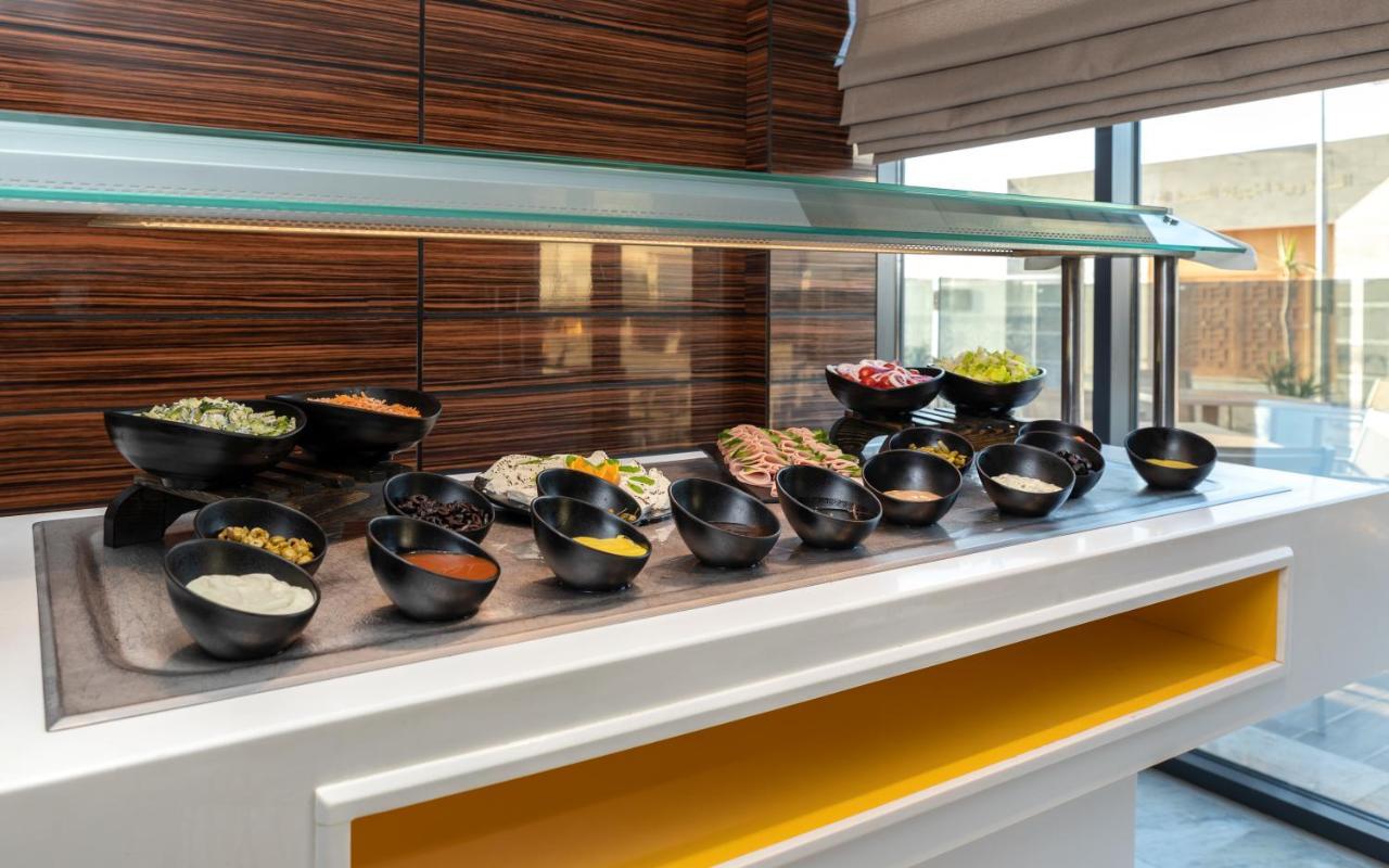 モーベンピック ホテル スファックス エクステリア 写真 A salad bar