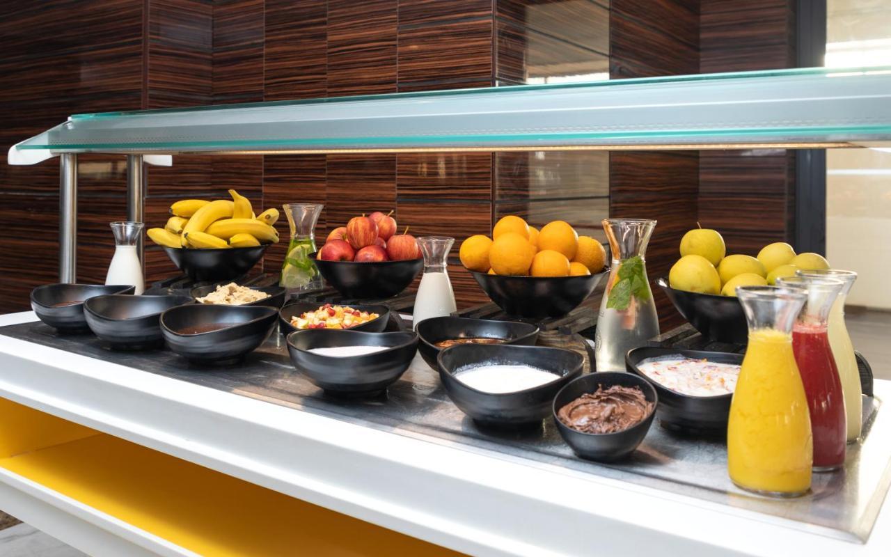 モーベンピック ホテル スファックス エクステリア 写真 A salad bar