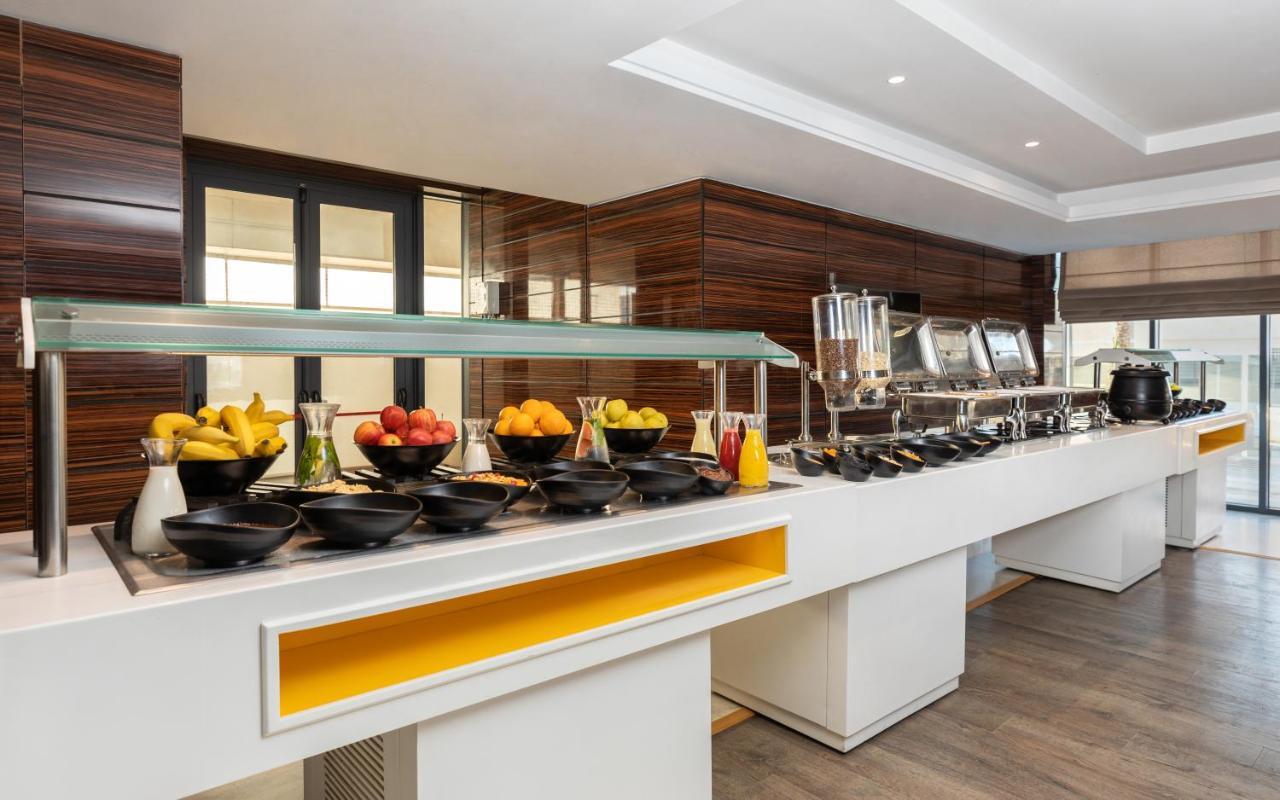 モーベンピック ホテル スファックス エクステリア 写真 A buffet at a hotel