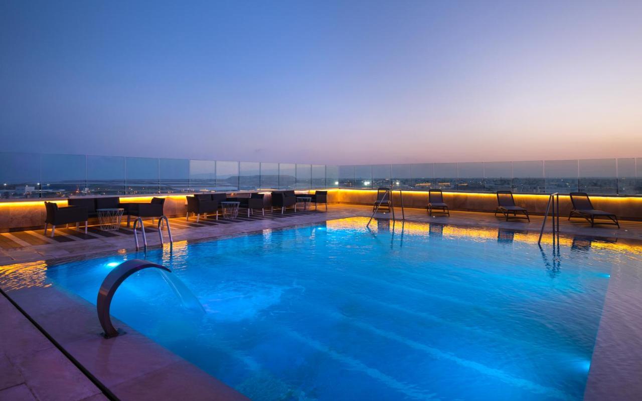 モーベンピック ホテル スファックス エクステリア 写真 The pool at the rooftop bar