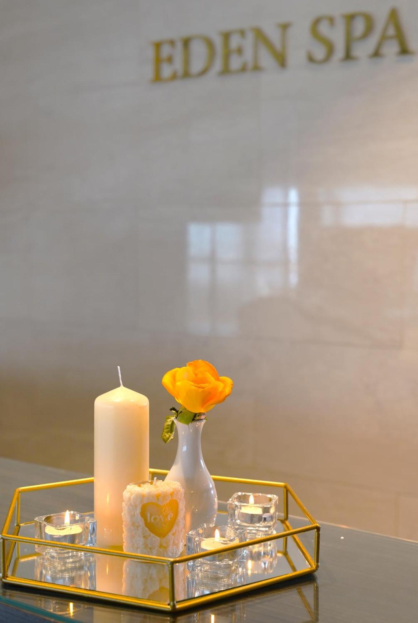モーベンピック ホテル スファックス エクステリア 写真 Candle and rose at the memorial service for victims of the 2011 Christchurch earthquake