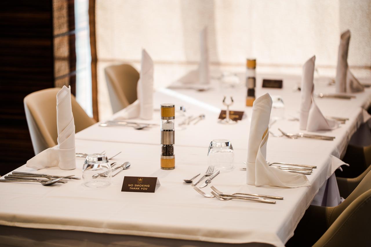 モーベンピック ホテル スファックス エクステリア 写真 A table set for a formal meal